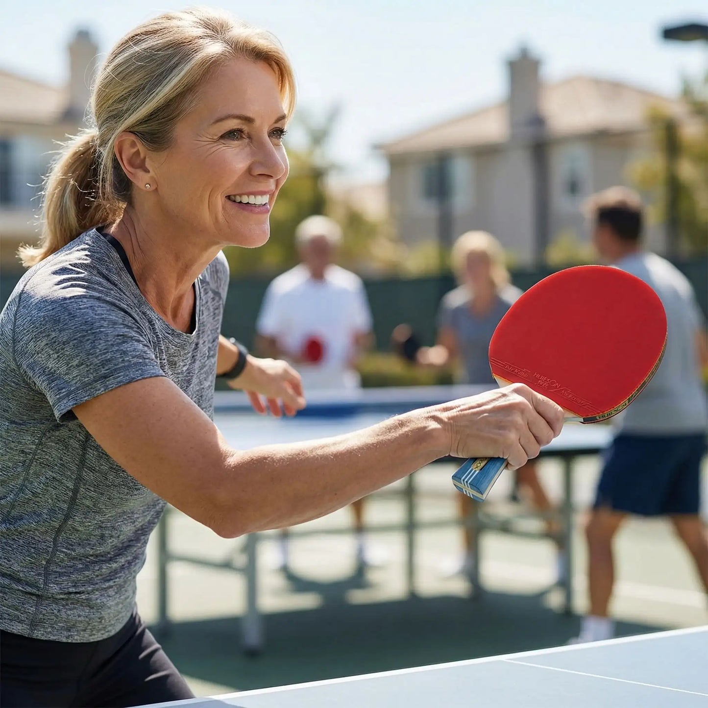 Femme raquette ping pong ligue