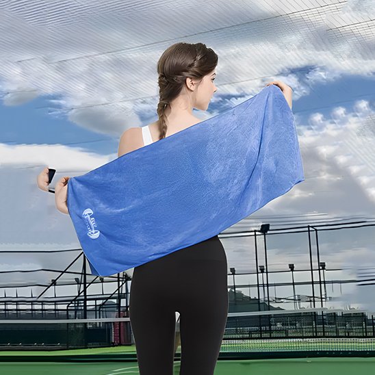 Femme sur terrain extérieur avec sa serviette de sport bleu