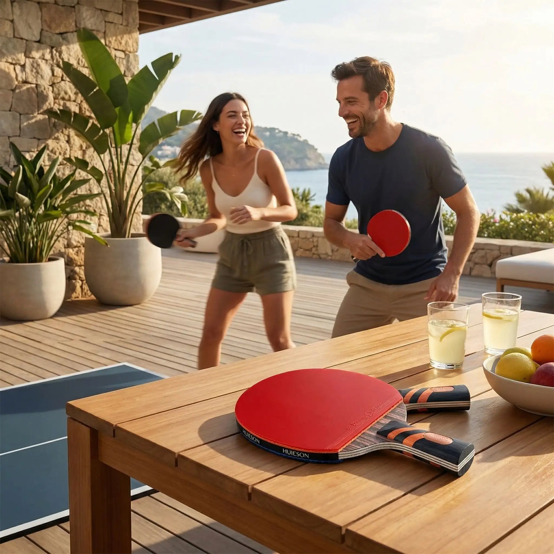 Couple au soleil raquettes de ping pong