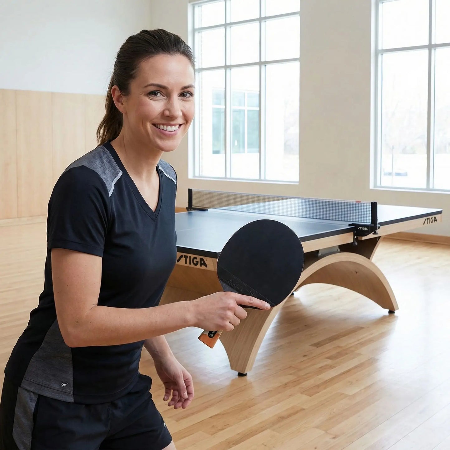 Femme avec raquette de ping pong
