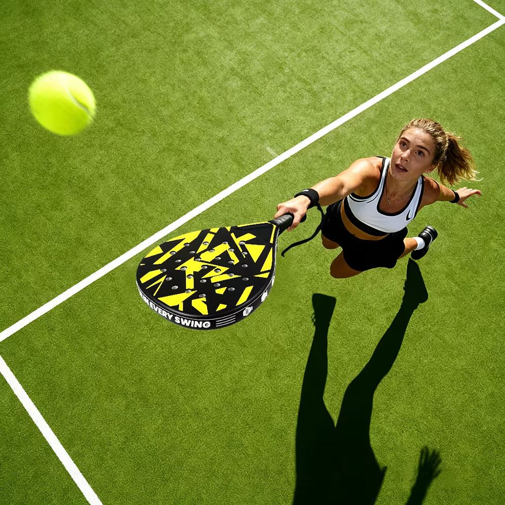 femme frappe avec padel raquette