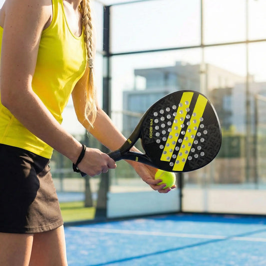 Femme raquette de padel jaune