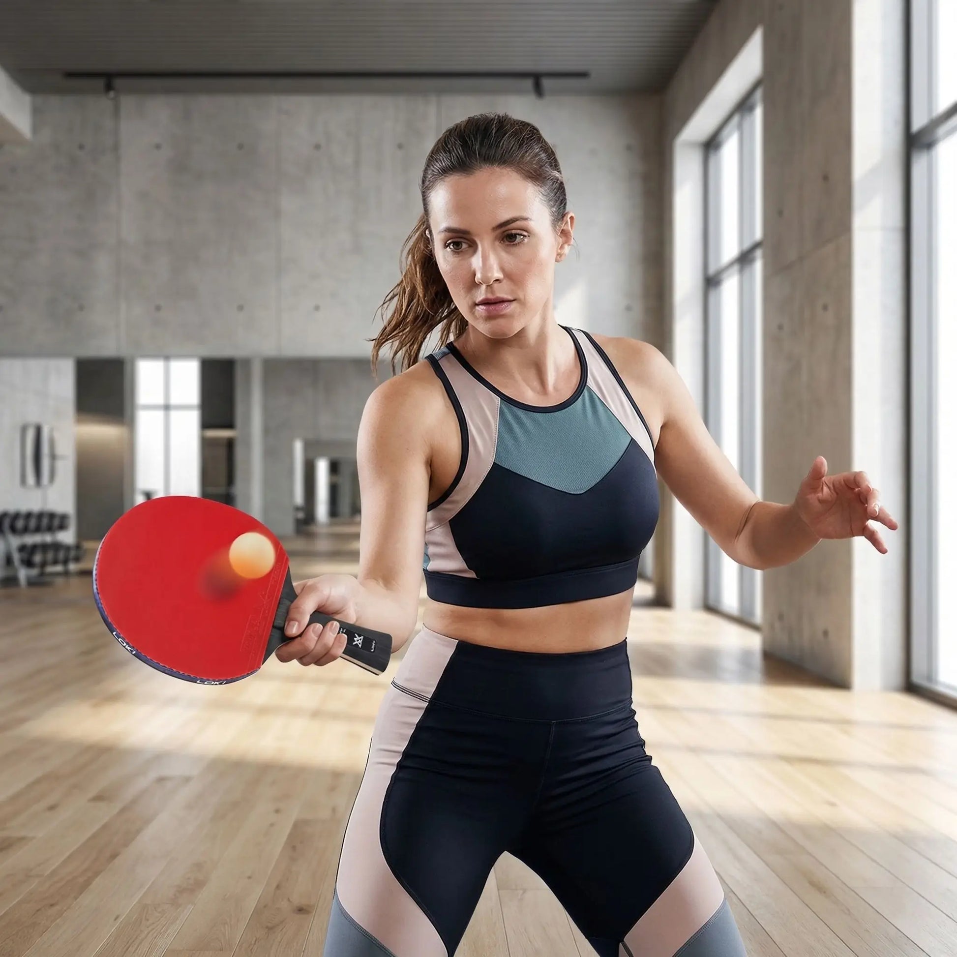 Femme raquette de ping pong gym