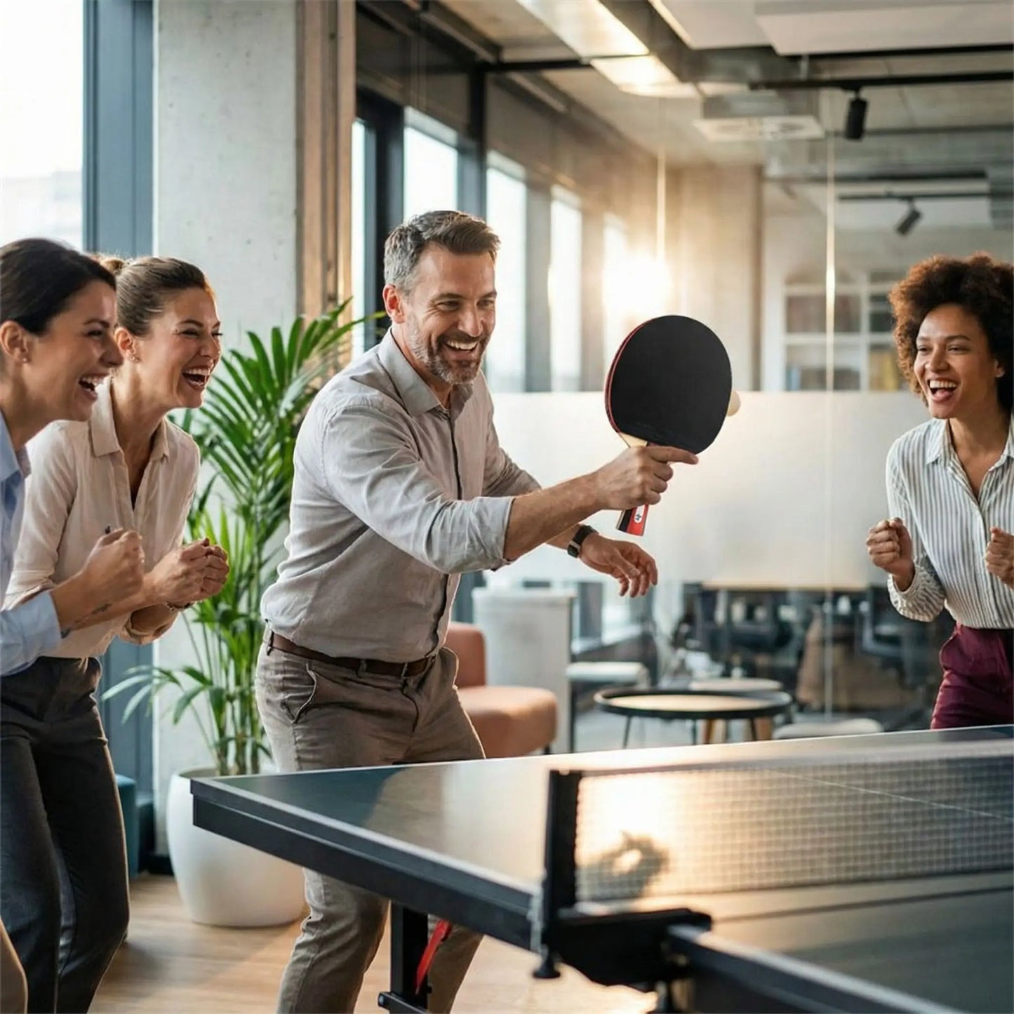 Homme bureau raquettes de ping pong