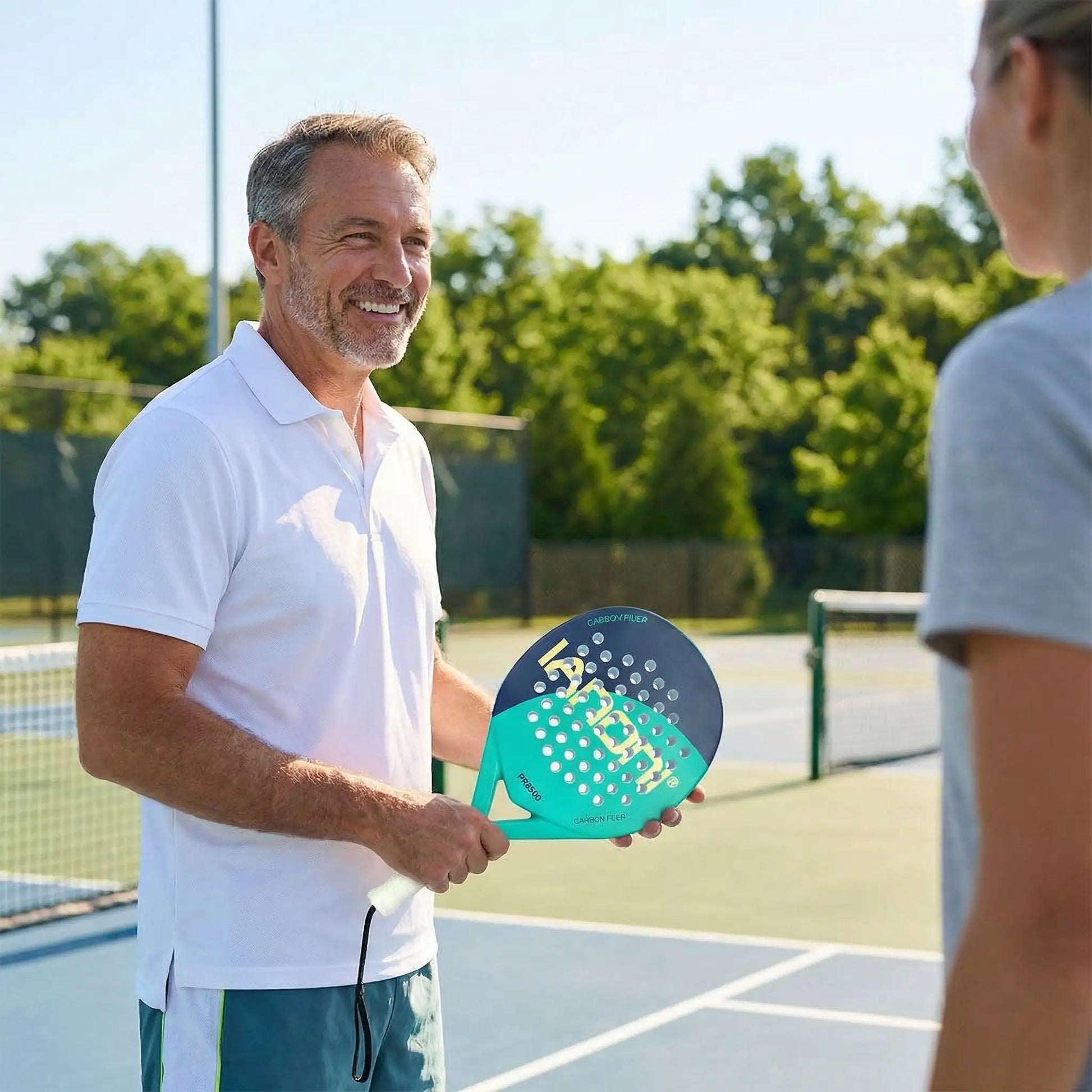 Homme fait une pause avec raquette de padel