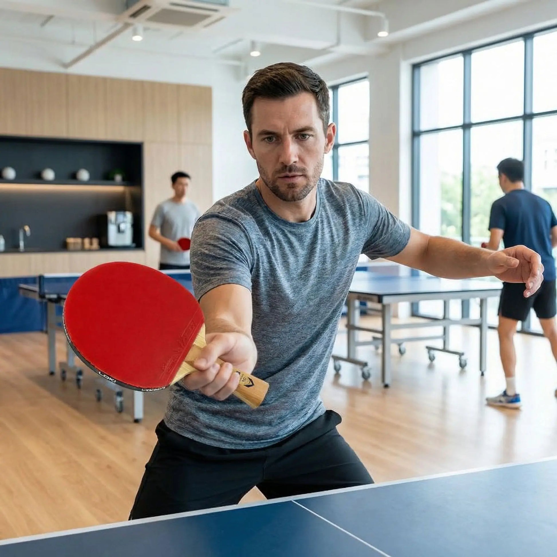 Homme joue avec raquette ping pong