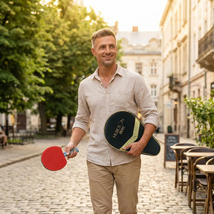 Homme marche etui et raquette ping pong