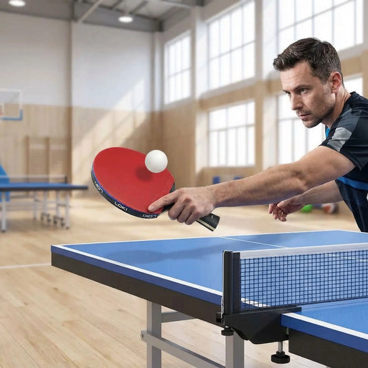 Homme raquette de ping pong gymnase