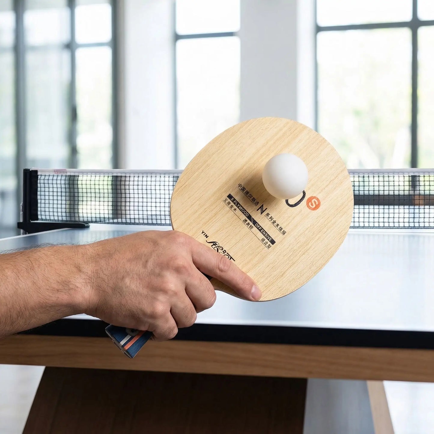 Main-raquette de ping pong bois