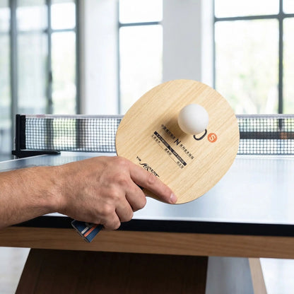 Main-raquette de ping pong bois