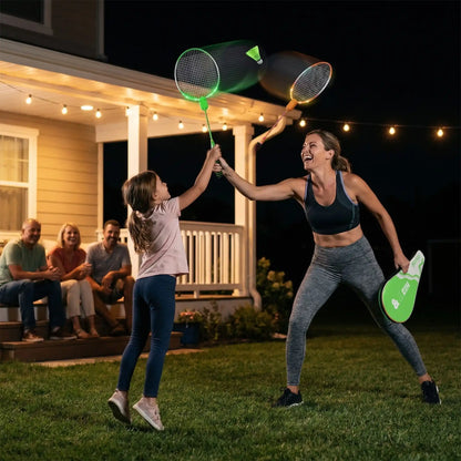 Mère et fille jouent raquettes badminton nuit