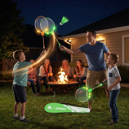 Pere et fils jouent raquettes badminton la nuit