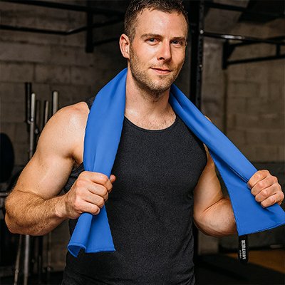 Athlète au gym avec sa serviette de sport absorbante​ 