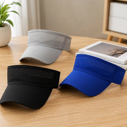 Casquette à visière grise noire et bleu sur une table
