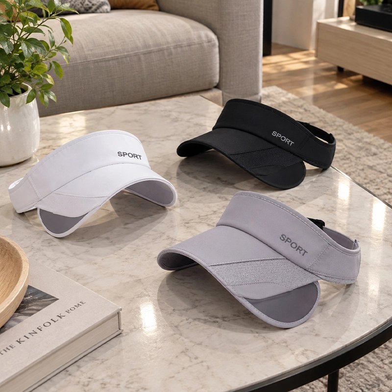 Casquette à visière large sur table de salon