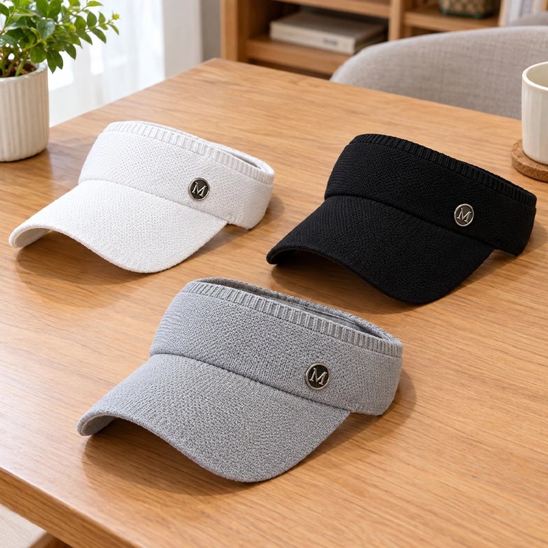 Casquette à visière noir blanche et grise sur table de salon