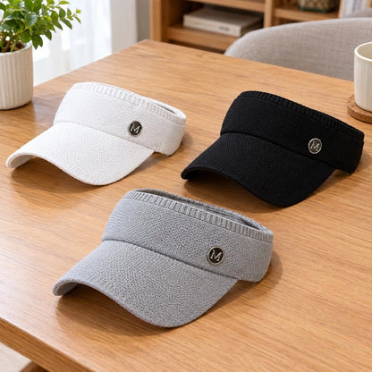 Casquette à visière noir blanche et grise sur table de salon