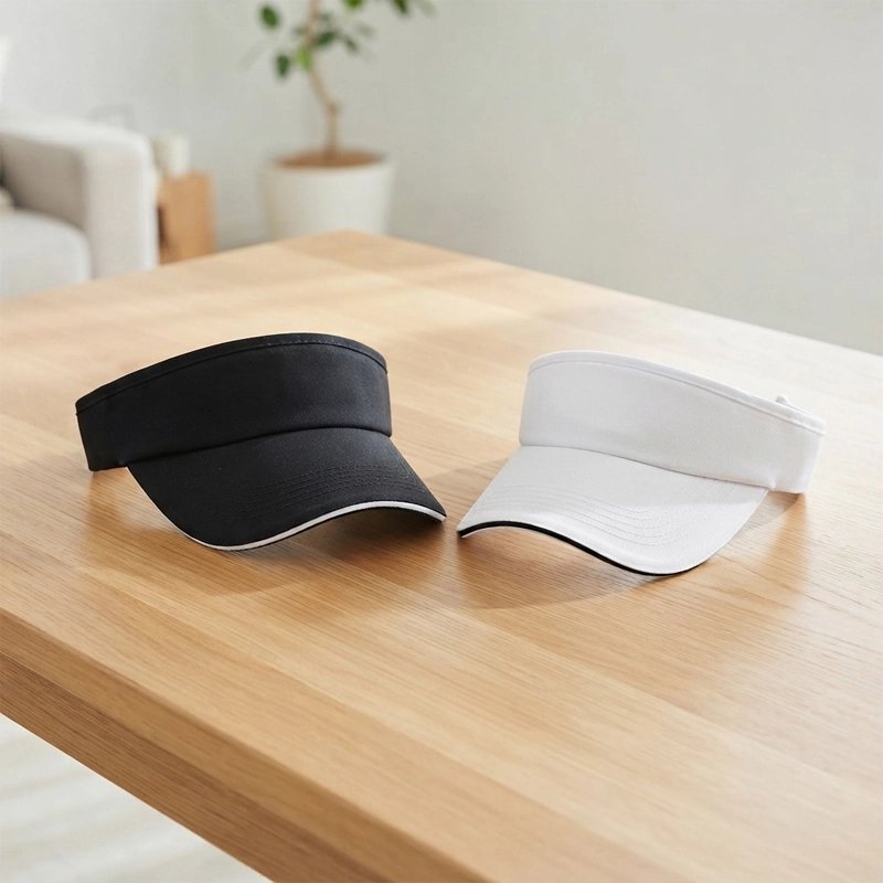 Casquette à visière noire et blanche sur une table