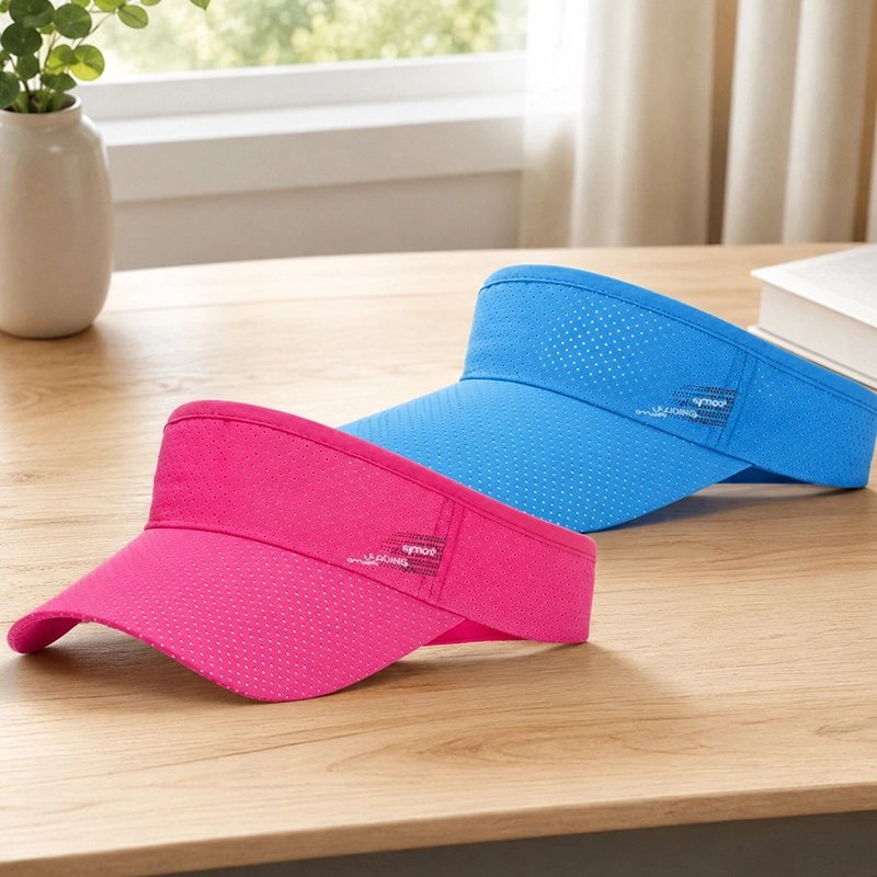 Casquette à visière rose et bleue sur une table