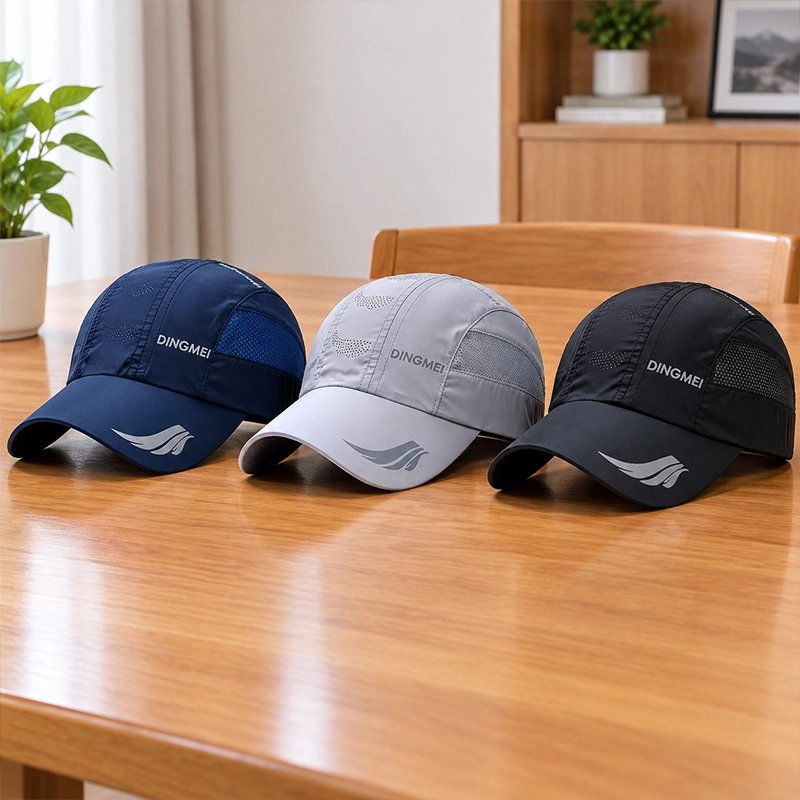Casquette tennis bleue grise et noir sur table de cuisine