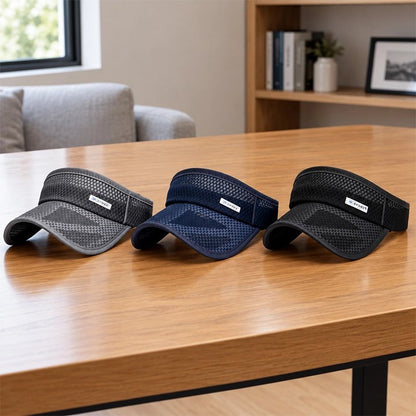 Casquette visière bleue grise et noire sur une table