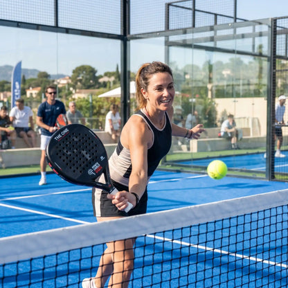 Coup au filet avec raquette de padel