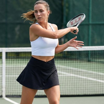 Coupe droit au tennis avec tennis jupe noire