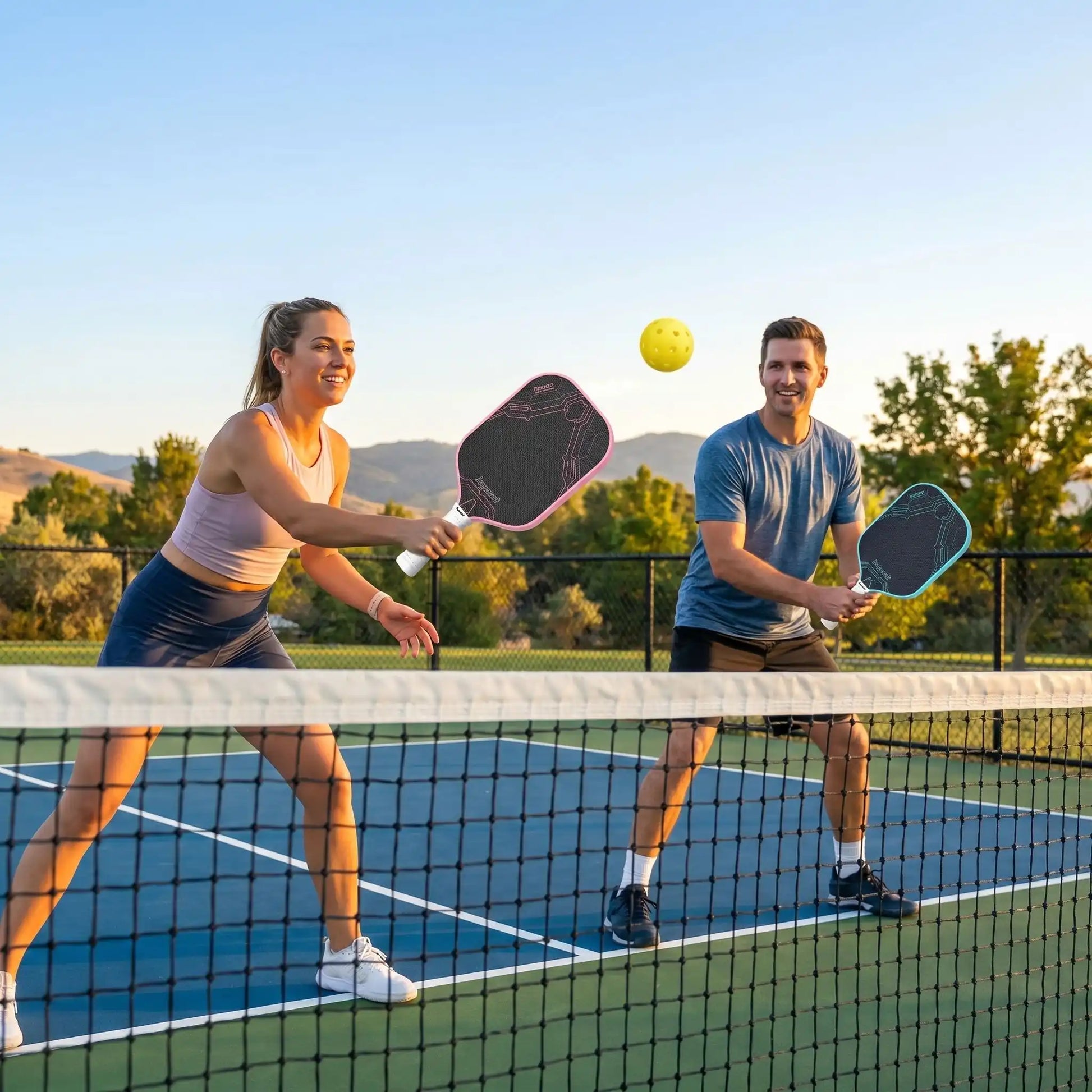 couple joue avec raquette pickleball