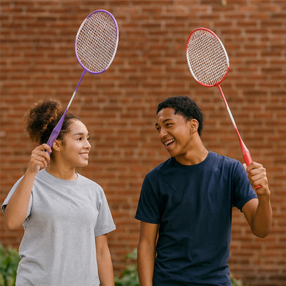 couple souriant dehors avec raquette badminton