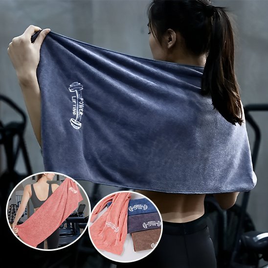 Femme au gym avec sa serviette de sport mauve sur les épaules