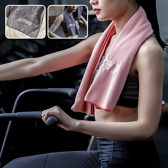 Femme au gym avec sa serviette de sport rose autour du cou