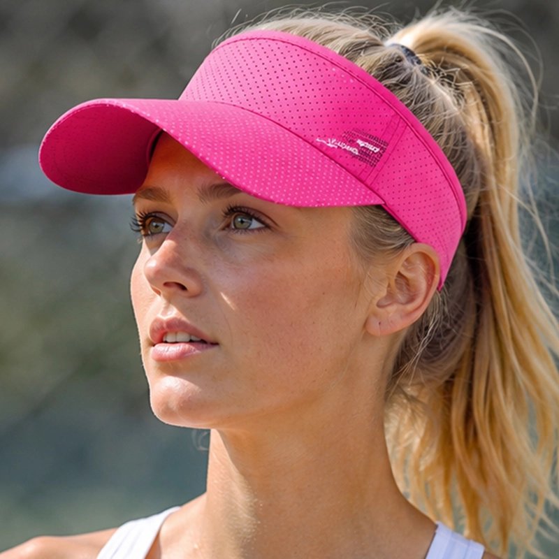 Femme avec sa casquette à visière rose