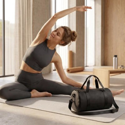 Femme fait du yoga avec son petit sac de sport noir