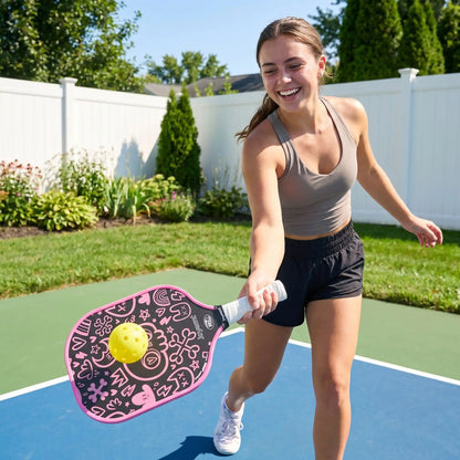Femme joue avec pickleball raquettes roses