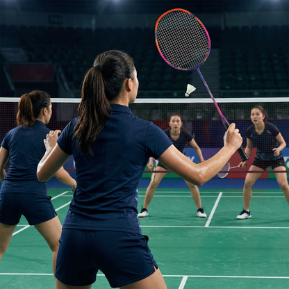 Femme joue avec raquette badminton