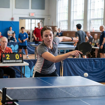 Femme joue dans une ligue avec sa raquette ping pong hexagonale