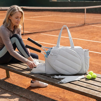 Femme prend ses chaussures dans son sac de tennis 