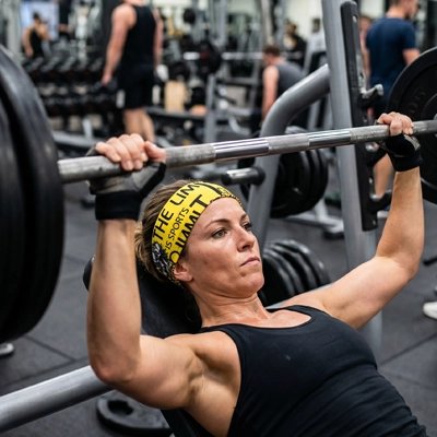 Femme s'entraine au gym avec son bandeau sport​