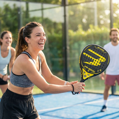 Femme souriante joue au padel avec sa raquette padel
