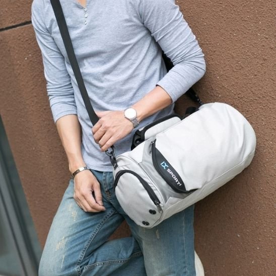 Homme au repos avec son sac de sport blanc