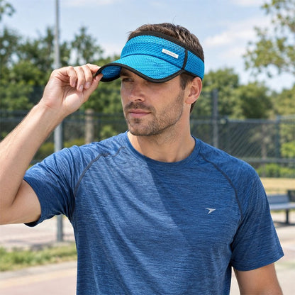 Homme avec sa casquette à visière bleue lui protégeant du soleil