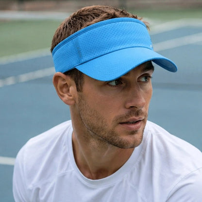 Homme avec sa casquette à visière bleue sur terrain de tennis