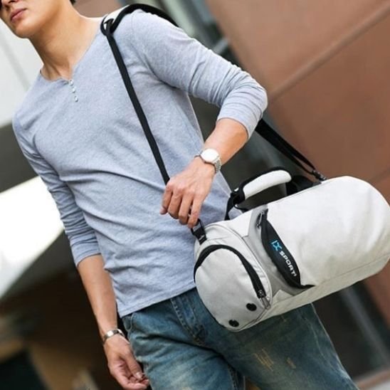 Homme avec sac de sport sur épaule dans la rue