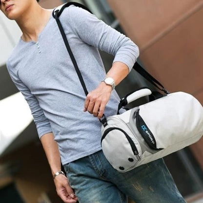 Homme avec sac de sport sur épaule dans la rue