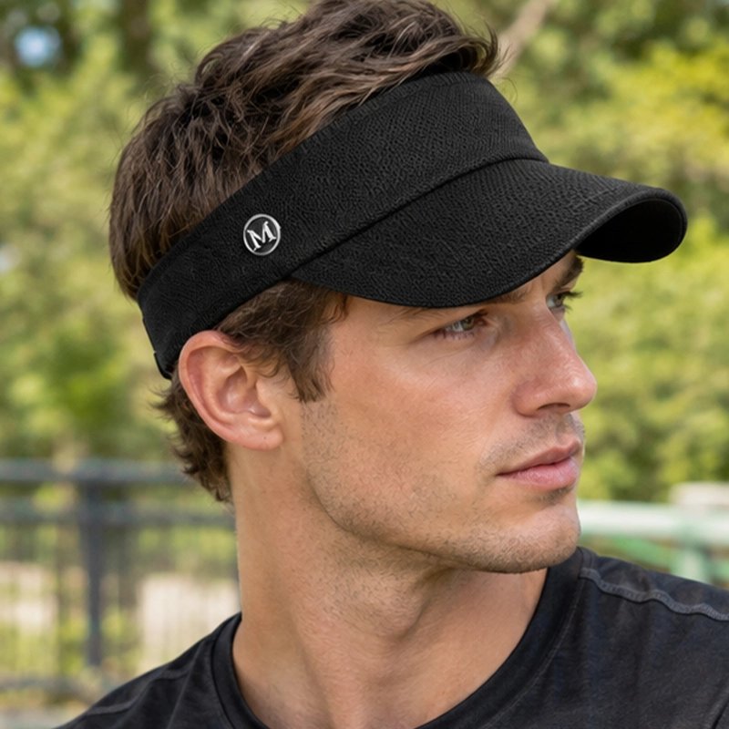 Homme dans un parc avec sa casquette à visière noire