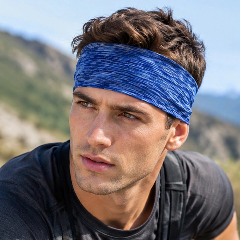 Homme en randonnée en montagne avec son bandeau cheveux sport​