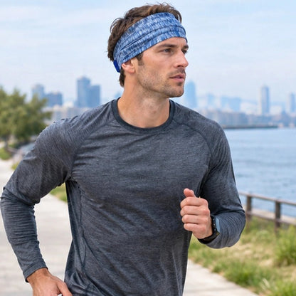 Homme fait du jogging près dans un parc avec son bandeau cheveux sport​