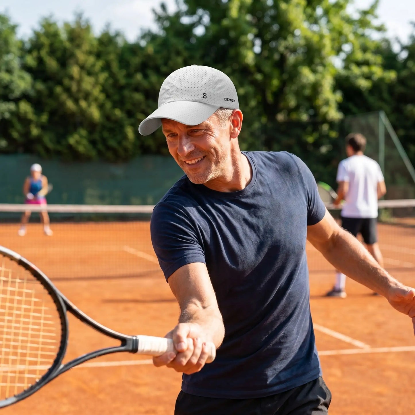 Homme fait un coup droit avec casquette tennis blanche