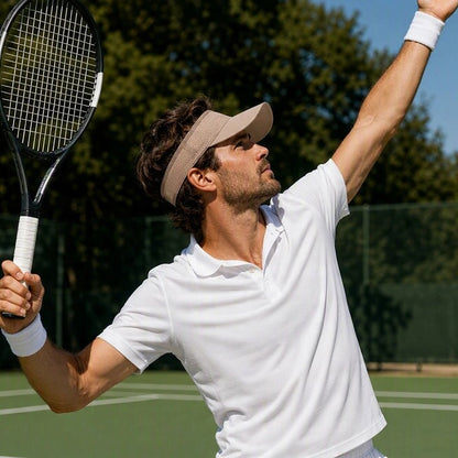 Homme fait un service au tennis avec sa casquette à visière beige