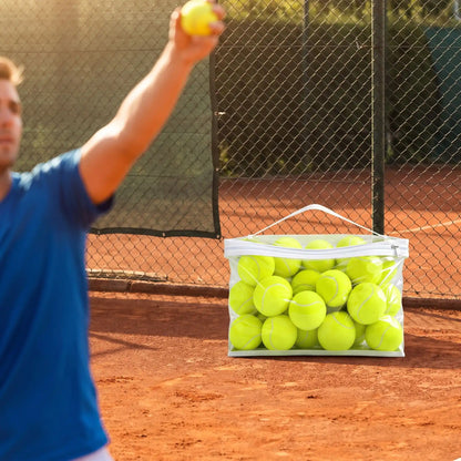 Homme fait un service avec balles de tennis